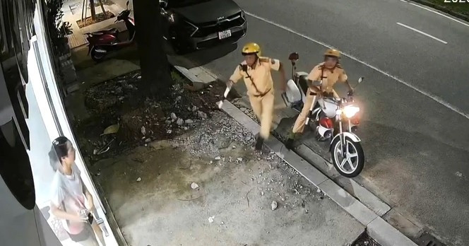 Xe con vỡ nát sau cú đâm đuôi xe đầu kéo trên cao tốc Nội Bài – Lào Cai插图1 Xe con vỡ nát sau cú đâm đuôi xe đầu kéo trên cao tốc Nội Bài – Lào Cai插图1