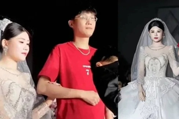 Đưa con về nhà chồng, bố cô dâu 41 tuổi trẻ phong độ như anh trai