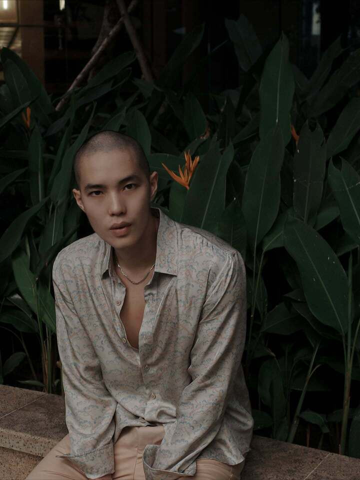 Trong quá trình chuẩn bị, Đăng Trần nhận được sự hỗ trợ từ Johnny Trí Nguyễn cùng ê-kíp hành động. Anh được hướng dẫn cách phối hợp với bạn diễn, kiểm soát khoảng cách và thực hiện các động tác trước máy quay.
