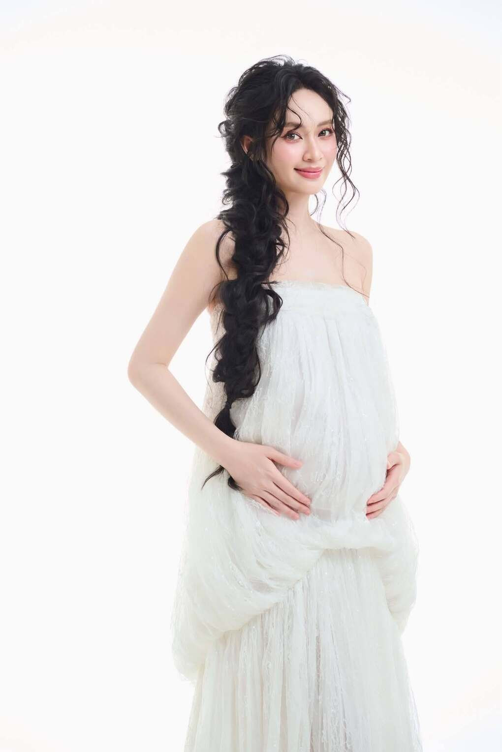 Ở phần bình luận, nhiều khán giả khen Vũ Thúy Quỳnh nhuận sắc khi mang bầu và chúc cô có hạnh phúc trọn vẹn trong lần đầu làm mẹ.