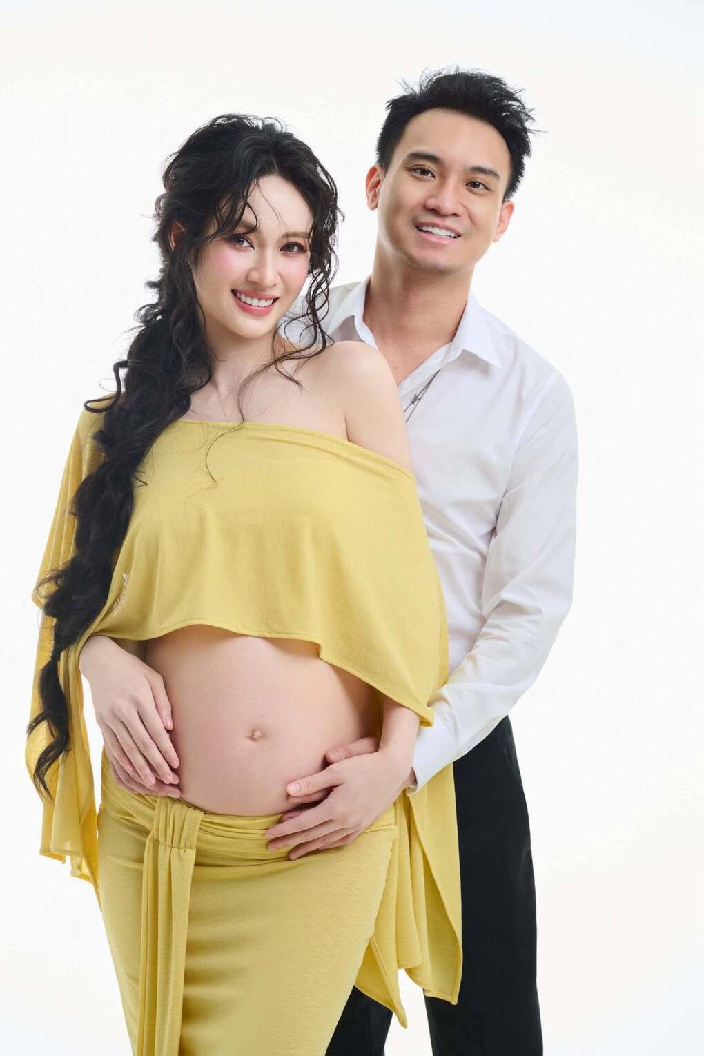 Khoảnh khắc được Đức Phạm chia sẻ trên trang cá nhân hôm 27/8. Vũ Thúy Quỳnh sinh năm 1998 tại Điện Biên, là cử nhân Học viện Hành chính Quốc gia. Cô từng vào top 10 Hoa hậu Hoàn vũ Việt Nam 2022, á quân The New Mentor 2023, top 5 Miss Cosmo Vietnam 2024 trước khi trở thành Á hậu 2 Miss Universe Vietnam 2024.Đức Phạm sinh năm 1991, là con trai út một gia đình giàu có, kinh doanh đa ngành ở TP HCM. Anh được nhiều người biết đến từ khi kết hôn với Diệp Lâm Anh năm 2018, sau đó lần lượt sinh hai con. Tháng 8/2022, họ ra tòa làm thủ tục ly hôn, Diệp Lâm Anh nhận trách nhiệm nuôi con gái còn Đức Phạm chăm sóc con trai. Tin đồn Vũ Thúy Quỳnh và Đức Phạm hẹn hò rộ lên khoảng một năm trước, khi cả hai liên tục được bắt gặp có hành động thân mật trên sân pickleball, dính như sam trong những trận đấu.