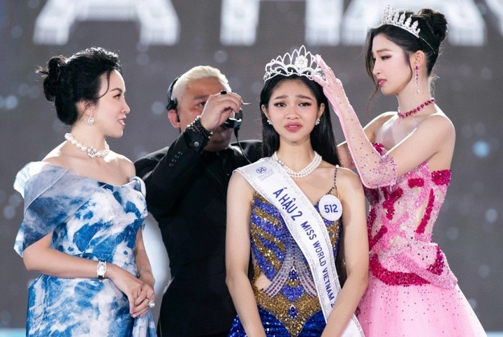 Sinh năm 2004, Minh Kiên giành ngôi Á hậu 2 Miss World Vietnam 2023. Thời điểm đăng quang, nàng hậu là cái tên gây tranh cãi vì nhiều người cho rằng nhan sắc cô kém nổi bật.