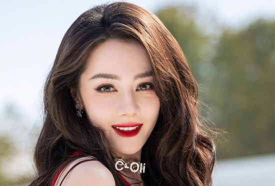 Địch Lệ Nhiệt Ba đọ sắc Jisoo và mỹ nhân đẹp nhất thế giới