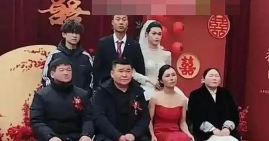 Dự đám cưới, mẹ cô dâu diện trang phục 'lạ' gây tranh cãi