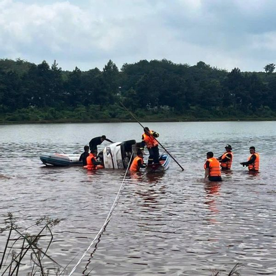Tìm thấy chiếc ô tô bị lũ cuốn trôi cùng người phụ nữ sau 8 ngày