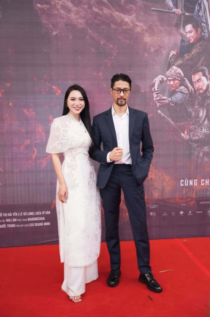 Hiền Ngô bên Johnny Trí Nguyễn, người giới thiệu cô với ê-kíp “Hộ linh tráng sĩ” nhờ biết cô có nền tảng võ thuật.