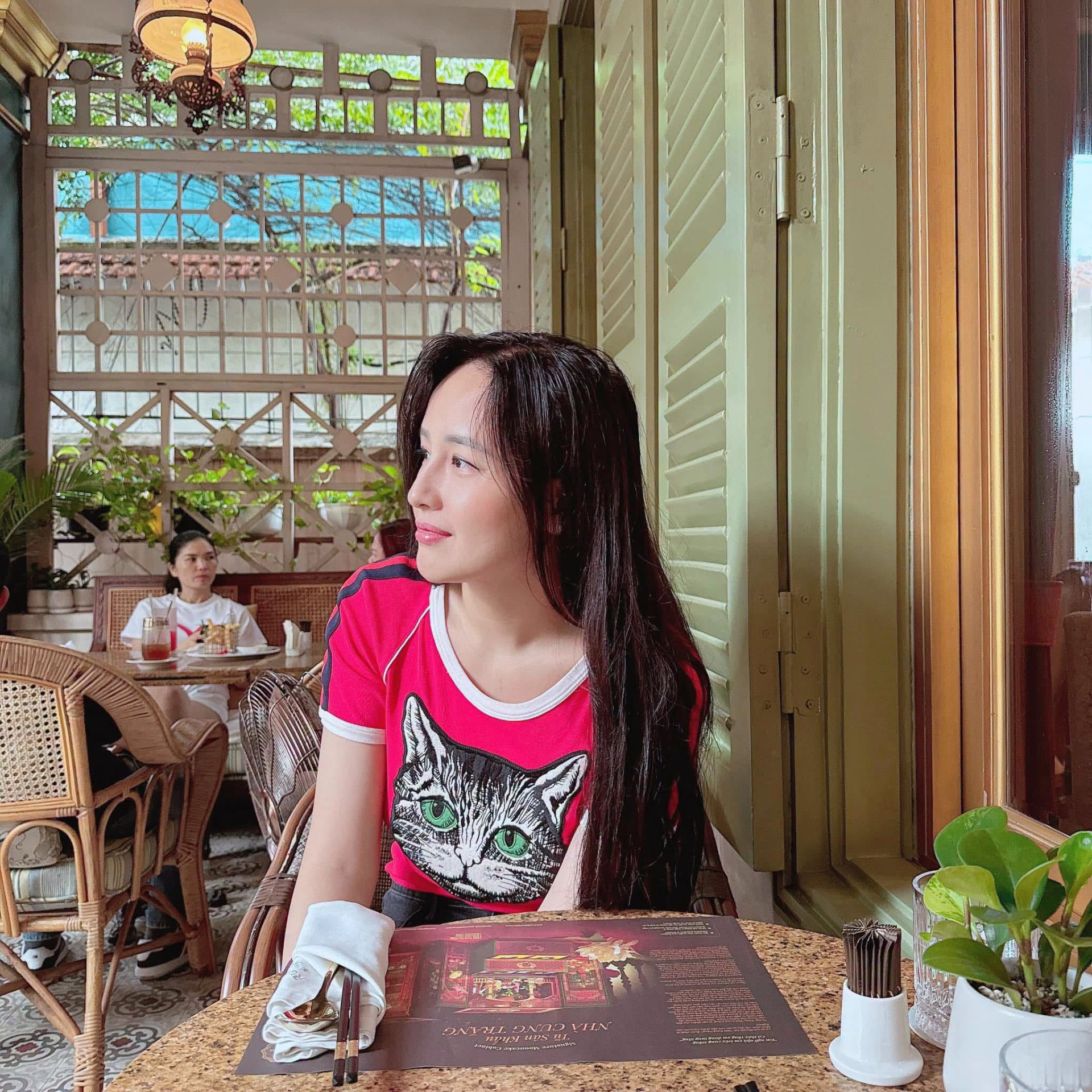 Hoa hậu giàu bậc nhất Việt Nam 38 chưa chồng con, đăng status dài 6 chữ