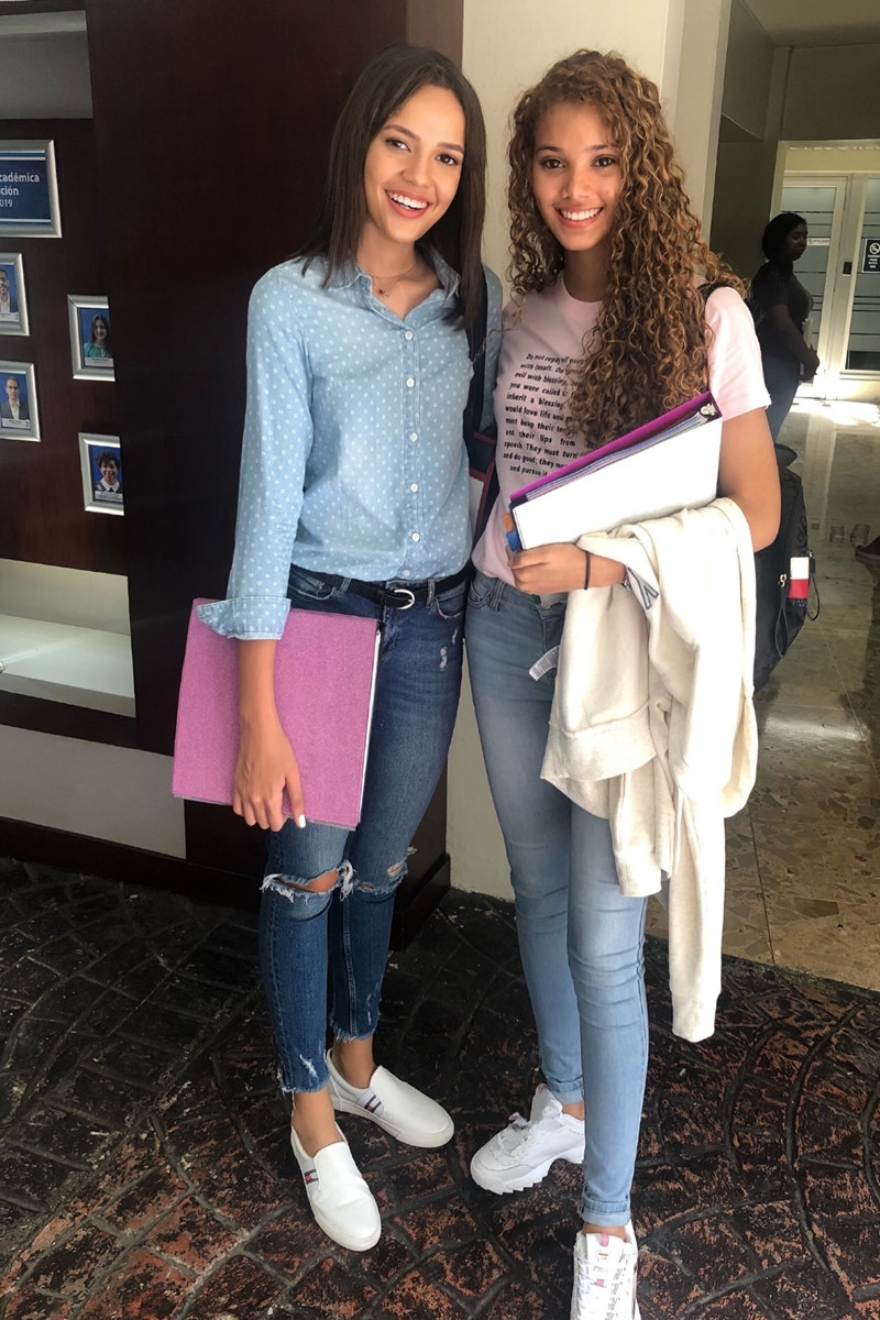 Ít ai biết tân Miss World 2026 từng là cô giáo, phóng viên truyền hình - Ảnh 4.