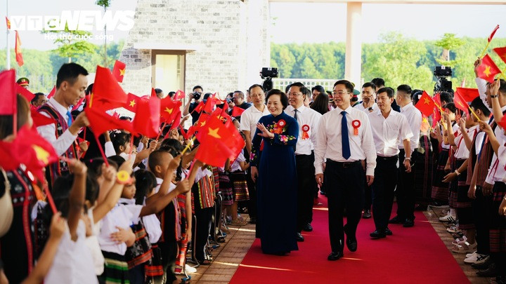 Phó Thủ tướng Phạm Thị Thanh Trà đến dự Lễ Khai giảng năm học 2026 - 2027 tại Trường phổ thông nội trú Tiểu học và Trung học cơ sở A Lưới 3. (Ảnh: Ngọc Hiếu)