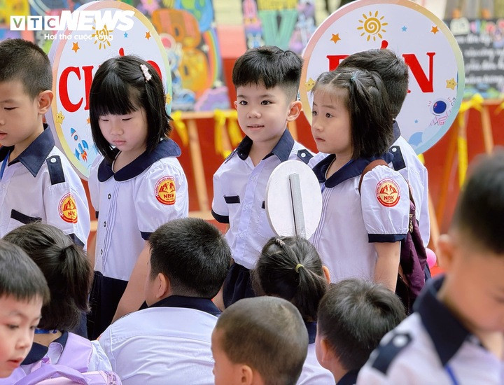 Nhiều phụ huynh đưa con em tới từ sớm để dự khai giảng. Không khí khai giảng tại các trường diễn ra trang trọng nhưng không kém phần sôi động.