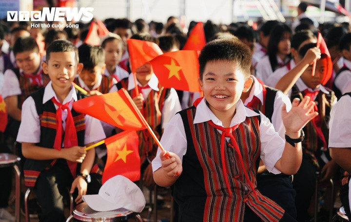 Các học sinh Trường phổ thông nội trú Tiểu học và Trung học cơ sở A Lưới 3 rạng rỡ trong ngày khai giảng năm học mới tại ngôi trường vừa được đầu tư, xây dựng mới khang trang, hiện đại bậc nhất ở vùng cao TP Huế.