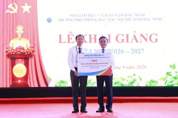 Ông Trần Cẩm Tú tặng sách giáo khoa và sách tham khảo cho Trường Phổ thông Dân tộc nội trú tỉnh Bắc Ninh.