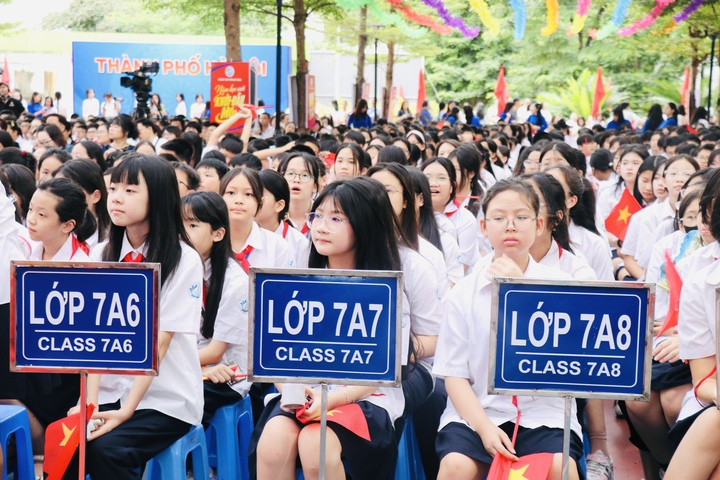 Thầy cô, học sinh và đại biểu tại Trường THCS Trần Duy Hưng sẵn sàng bước vào năm học 2026-2027.