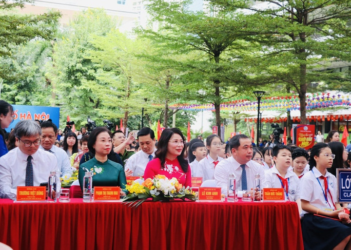 Bí thư Thành ủy Hà Nội Trần Đức Thắng cùng các đại biểu tại điểm cầu Trường THCS Trần Duy Hưng sáng 5/9.