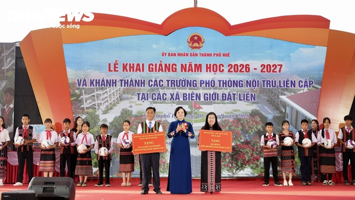 Phó Thủ tướng Phạm Thị Thanh Trà trao tặng sách giáo khoa, sách tham khảo cho Trường Phổ thông nội trú Tiểu học và Trung học cơ sở A Lưới 3 và trao quà do Tổng Bí thư, Chủ tịch nước Tô Lâm gửi tặng nhà trường.