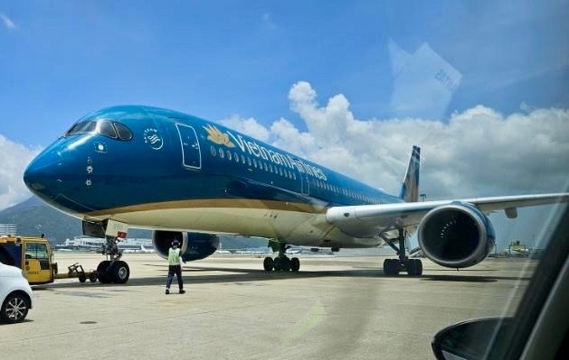 W-1. Chuyến bay VN524 của Vietnam Airlines hành trình TP.HCM   Thượng Hải đã chuyển hướng hạ cánh xuống sân bay Hong Kong để hỗ trợ y tế khẩn cấp cho một hành khách có v….jpg