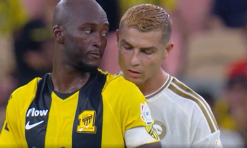 Ronaldo nhìn lén chiến thuật của đối thủ