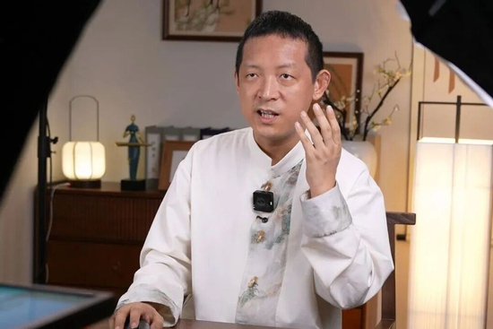 Bỏ học bổng tiến sĩ toàn phần tại MIT để lên núi tu hành, 'thần đồn Toán học' giờ livestream hơn 10 tiếng mỗi ngày để kiếm sống