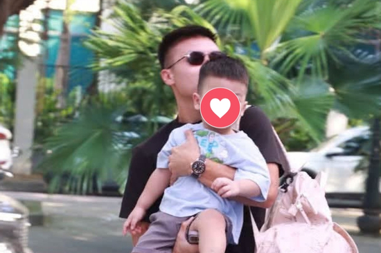 Quang Hải tạm 'rời sân cỏ', khoảnh khắc cùng vợ đưa con trai đi học gây chú ý