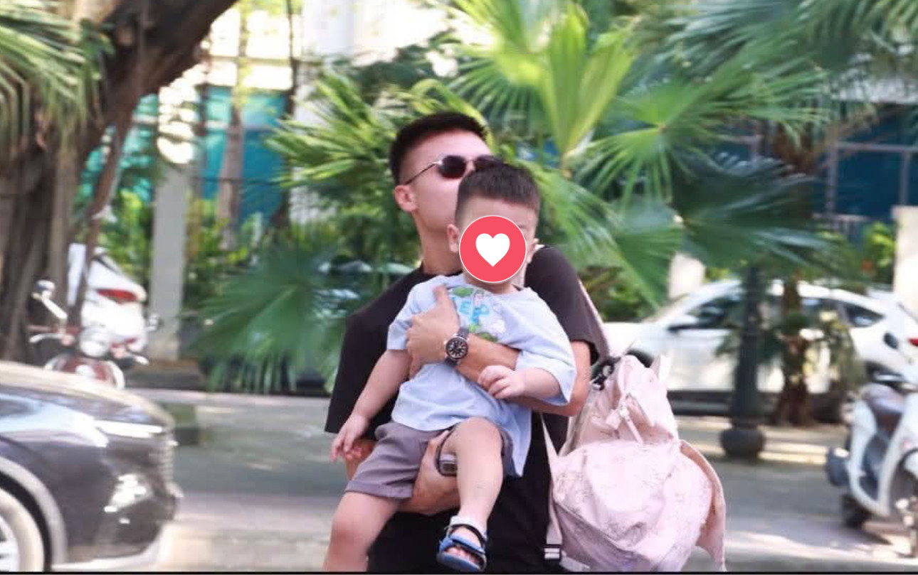 Quang Hải cùng vợ đưa con trai đi học (Ảnh: FBNV)