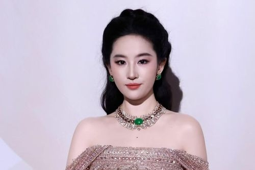 Hồ Ngọc Hà xuất hiện bên Lưu Diệc Phi