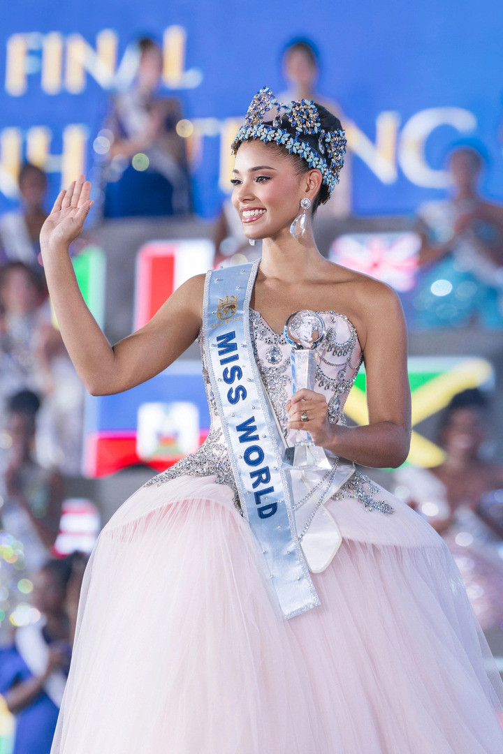 Joheirry Mola, đại diện Cộng hòa Dominica, là người giành vương miện Miss World 2026. Trước khi bước lên sân khấu chung kết, cô gây chú ý bởi hình ảnh chỉn chu, tự tin trong các hoạt động của cuộc thi.