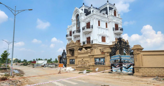 Cận cảnh biệt thự gần 1.000m² đang được 'thần đèn' nâng khỏi móng, di chuyển 200m, chủ nhà tiết lộ chi phí