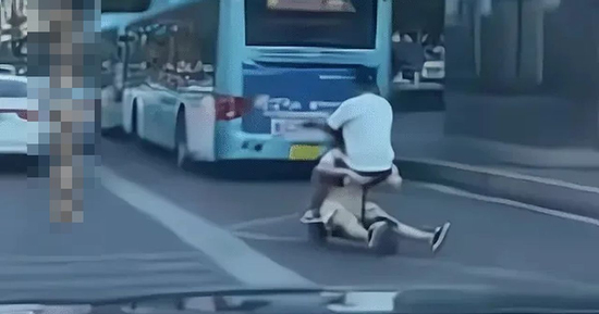 Cười ngất cảnh cặp đôi chật vật trên xe điện tí hon, tư thế đằng gái làm tất cả ngã ngửa