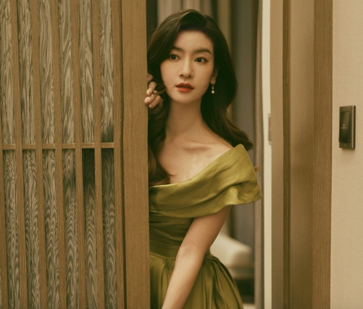 Lý Thạnh được khen ngợi ngày càng trẻ đẹp.