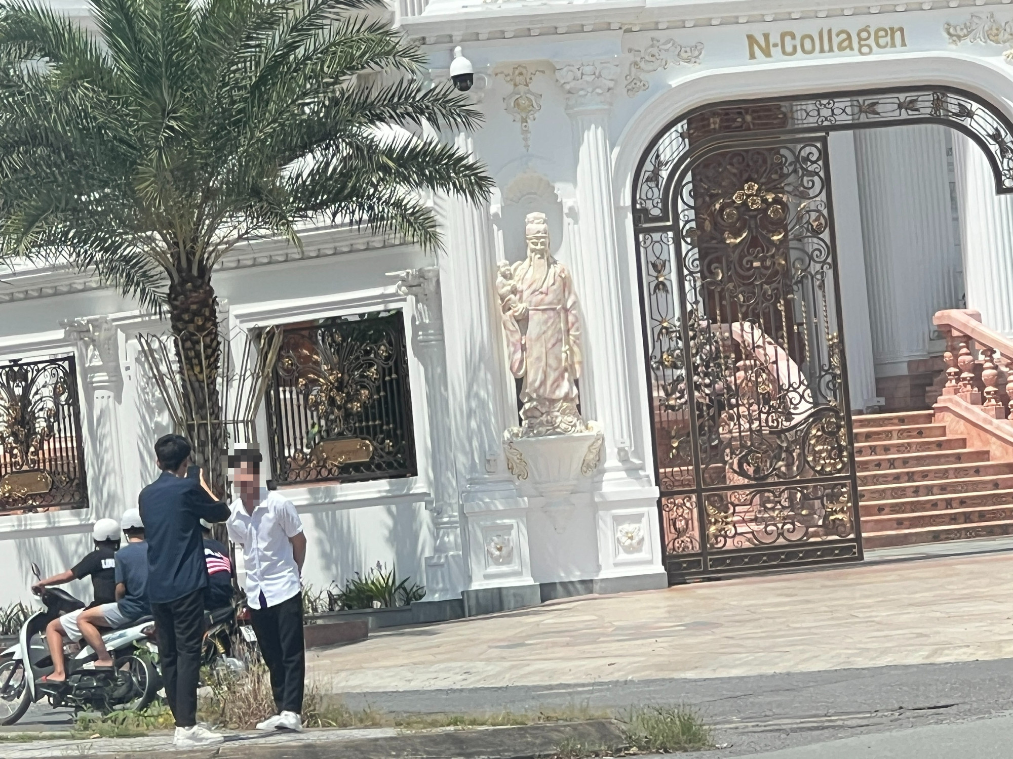 CLIP: Trời nắng gay gắt, nhiều người quay phim, chụp ảnh dinh thự 500 tỉ đồng của Ngân Collagen - Ảnh 3.